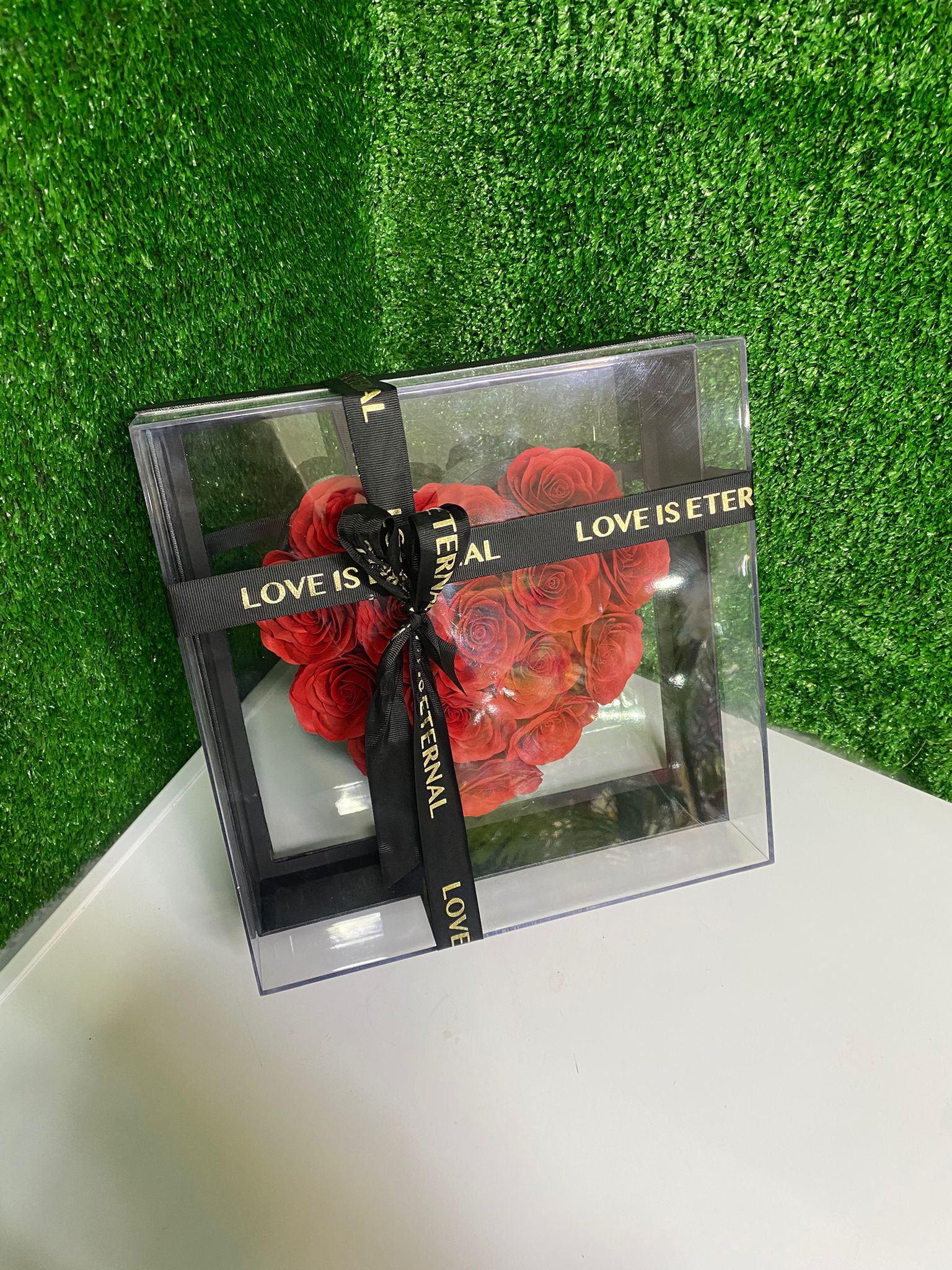 Kalp Şeklinde Cam Kutuda Kırmızı Gül Aranjmanı – Love Is Eternal